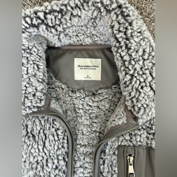 Abercrombie and Fitch Sherpa Vest - Picture 2 of 3
